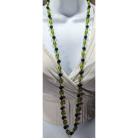 Vintage Cottagecore Green Glass Beaded Necklace - Picture 2 of 5
